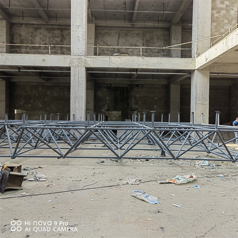 工程隊安裝鋼結構